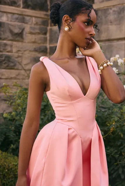 Robe midi plissée en satin pêche