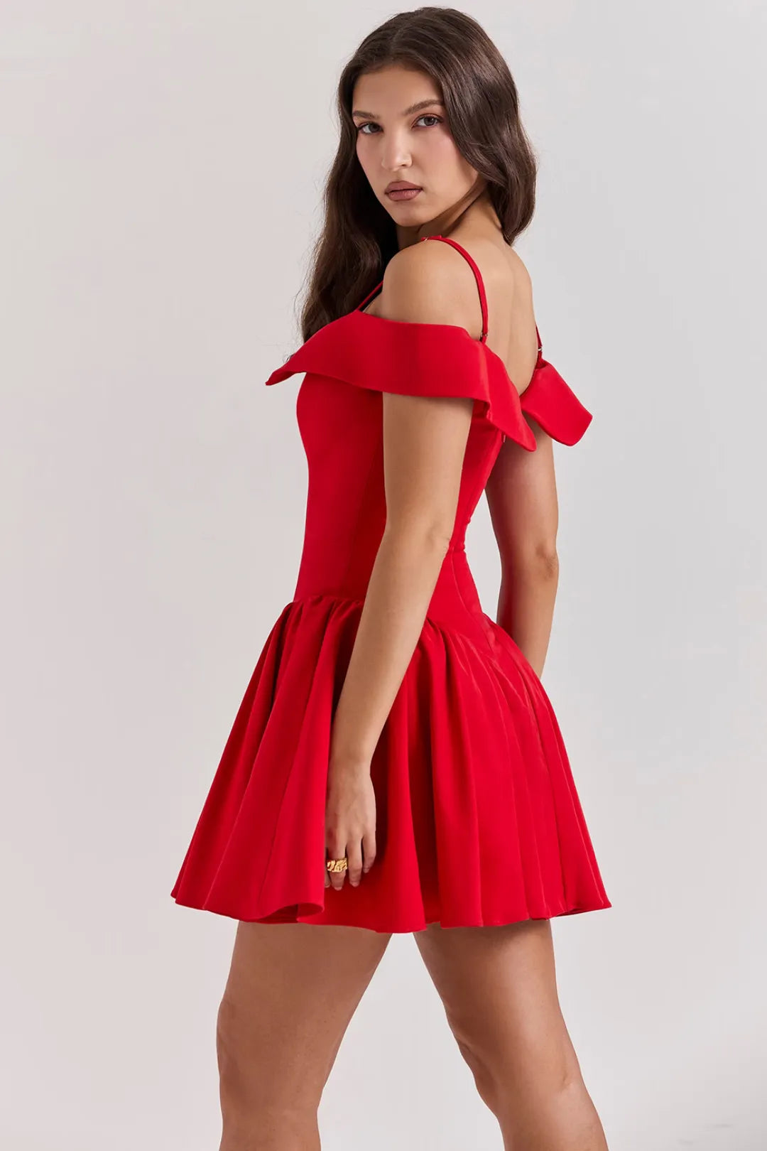 Kurzes, figurbetontes Off-Shoulder-Kleid
