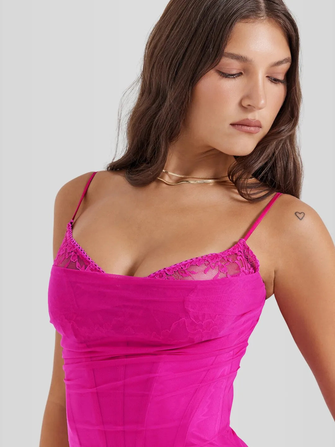 Nhayra – Langes, schmal geschnittenes Kleid
